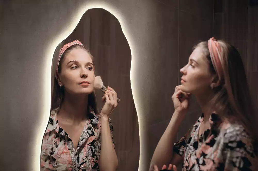 Oglindă asimetrică cu LED elegantă