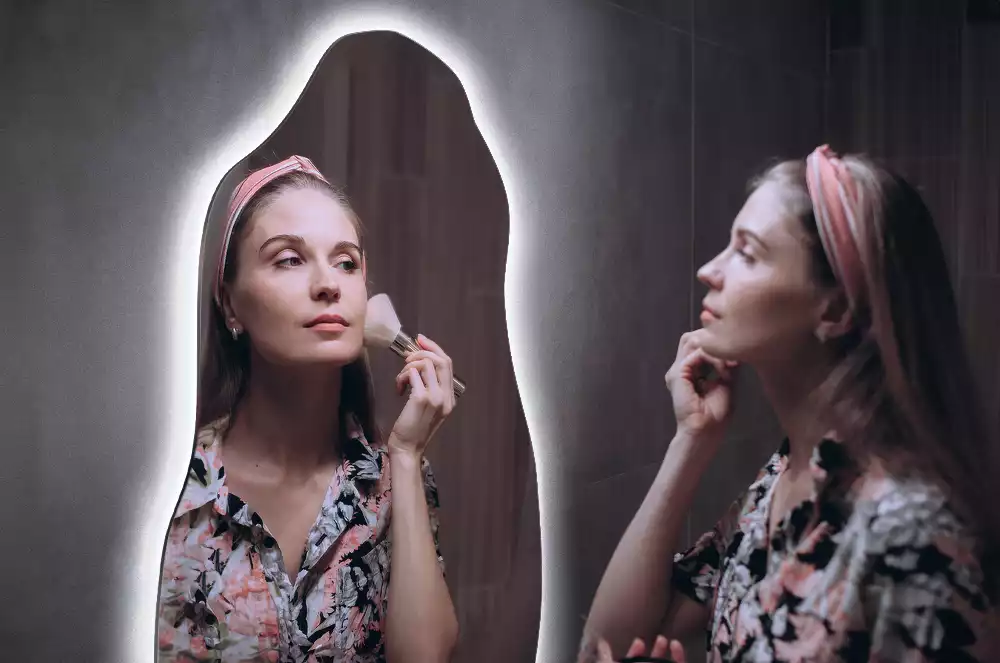 Oglindă asimetrică cu LED elegantă