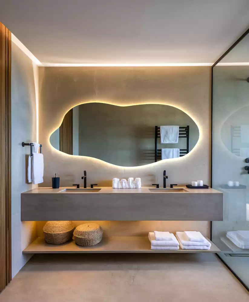 Oglindă asimetrica cu led elegantă