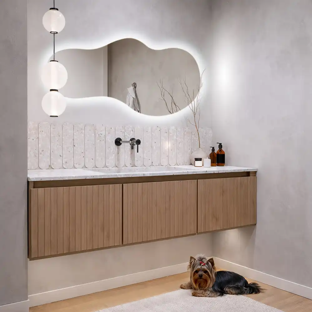 Oglindă organică cu iluminare ambientală