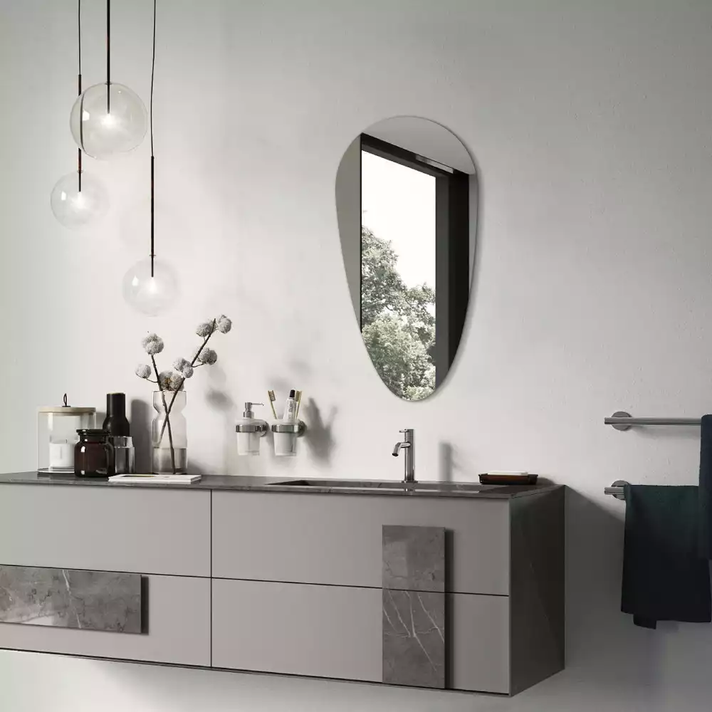 Oglindă lacrimă cădere de perete