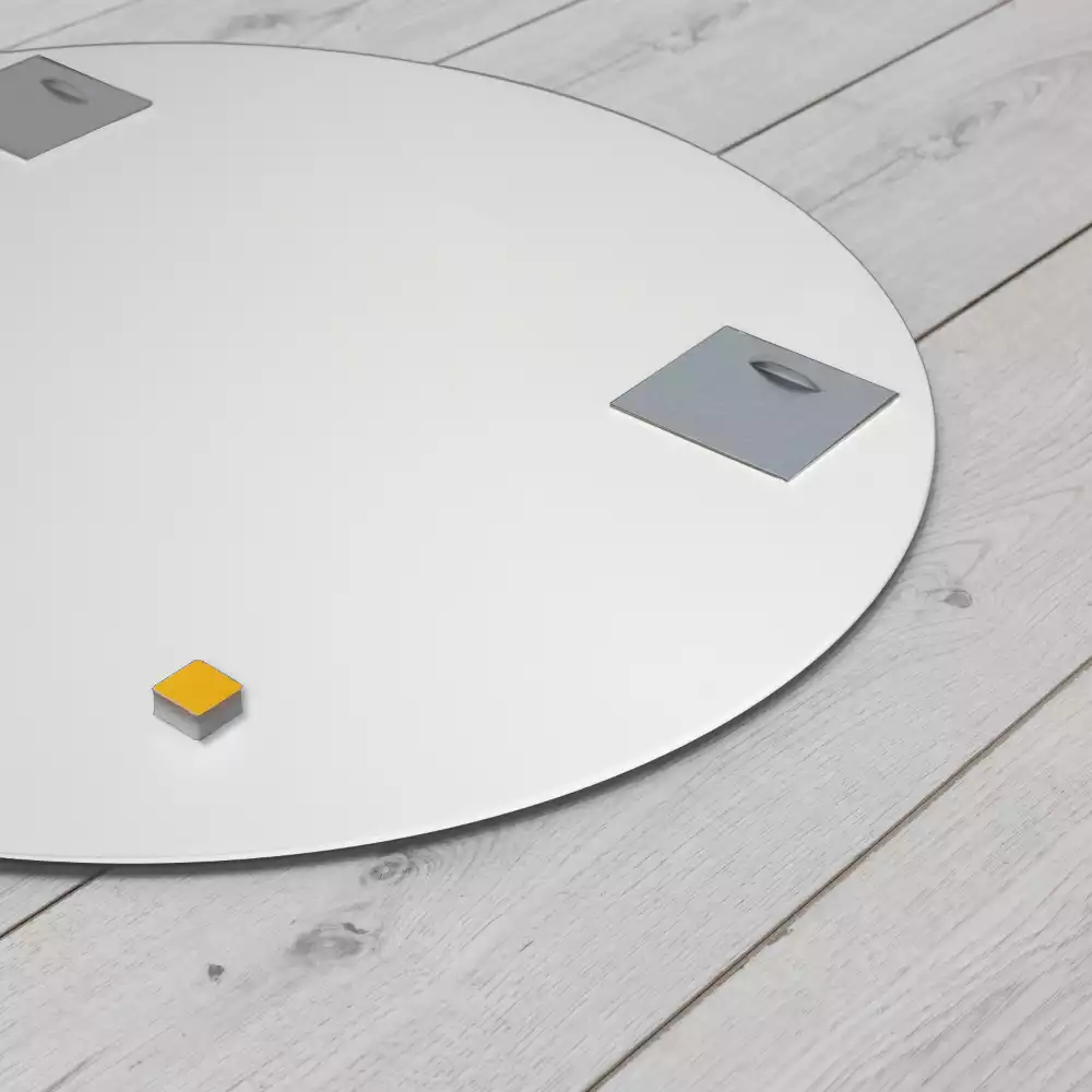 Oglindă rotundă atârnată într-un cadru alb