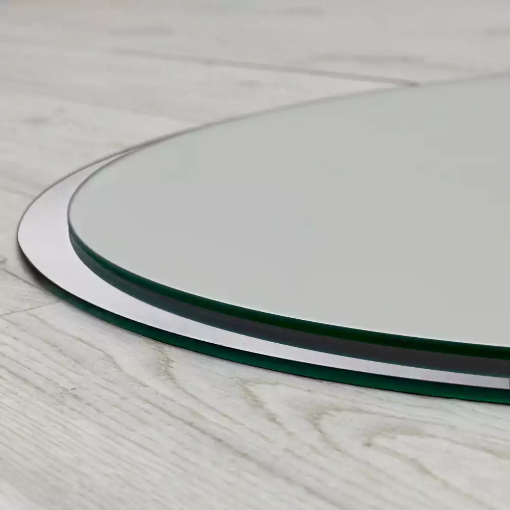 Oglindă rotundă atârnată într-un cadru alb