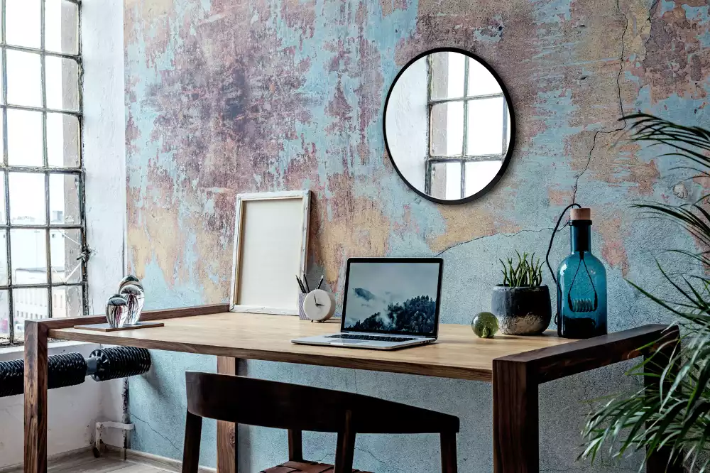 Oglindă rotundă de perete într-un cadru negru