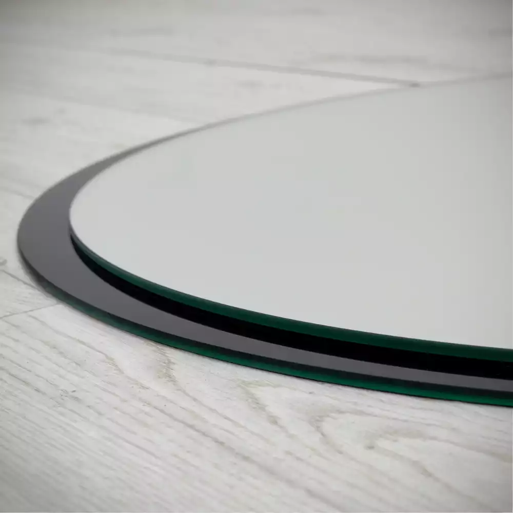 Oglindă rotundă de perete într-un cadru negru