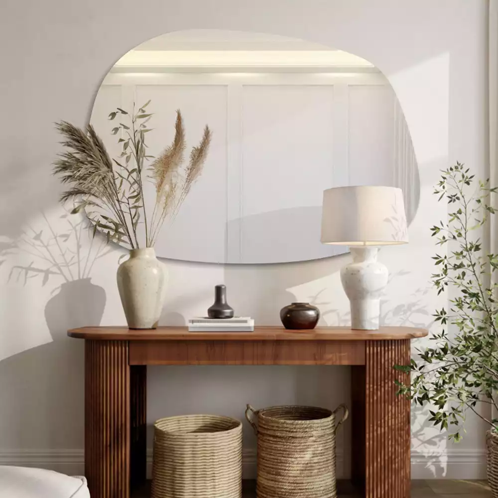 Oglindă organică cu o formă sofisticată