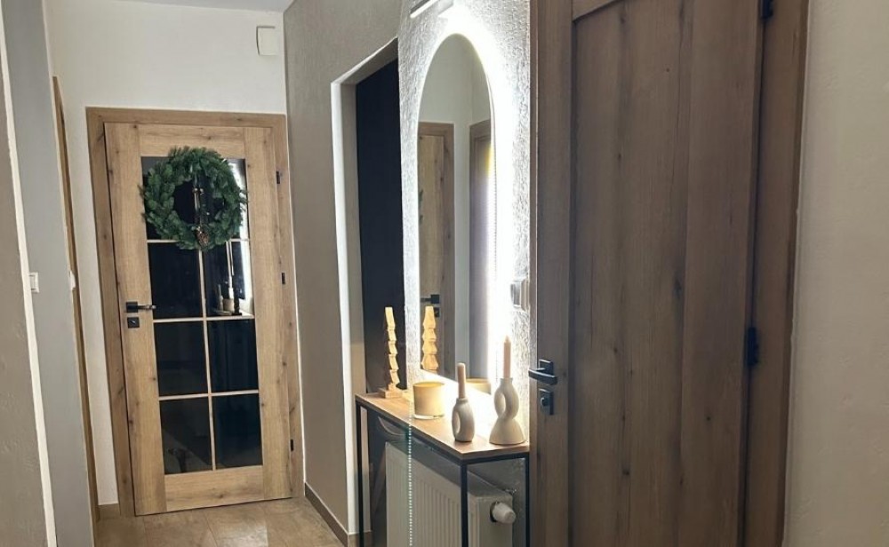 oglindă deasupra comodei